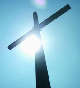 Sonntag Judika Blaues sonnenbeschienenes Kreuz